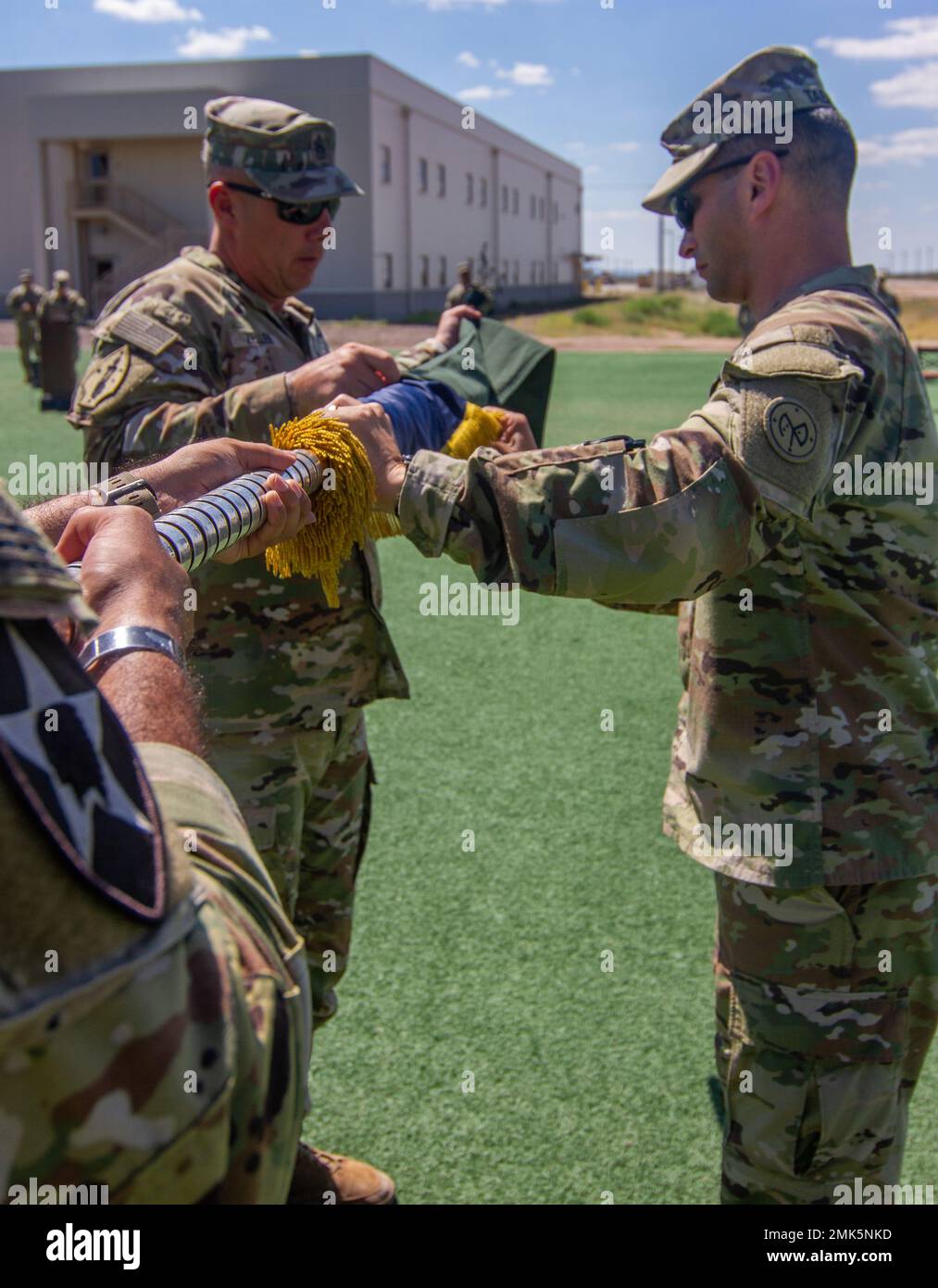Il tenente colonnello Shawn Tabankin comandante del 1st Battalion, 69th Infantry Regiment, e il maggiore Jason Zeller, il 1st Battalion, il 69th Infantry Regiment consigliere senior, incita i colori del battaglione durante una cerimonia a Fort Bliss Tx., 6 settembre. I colori dell’unità sono stati ricavati per indicare che l’unità ha terminato la sua formazione ed è pronta per essere impiegata all’estero. I colori saranno svelati in Africa quando l'unità si assumerà la responsabilità di una missione di sicurezza nell'ambito della Combined Joint Task Force-Corno d'Africa. Horn of Africa, NYNG, Task Force Wolfhound, addestramento, Foto Stock