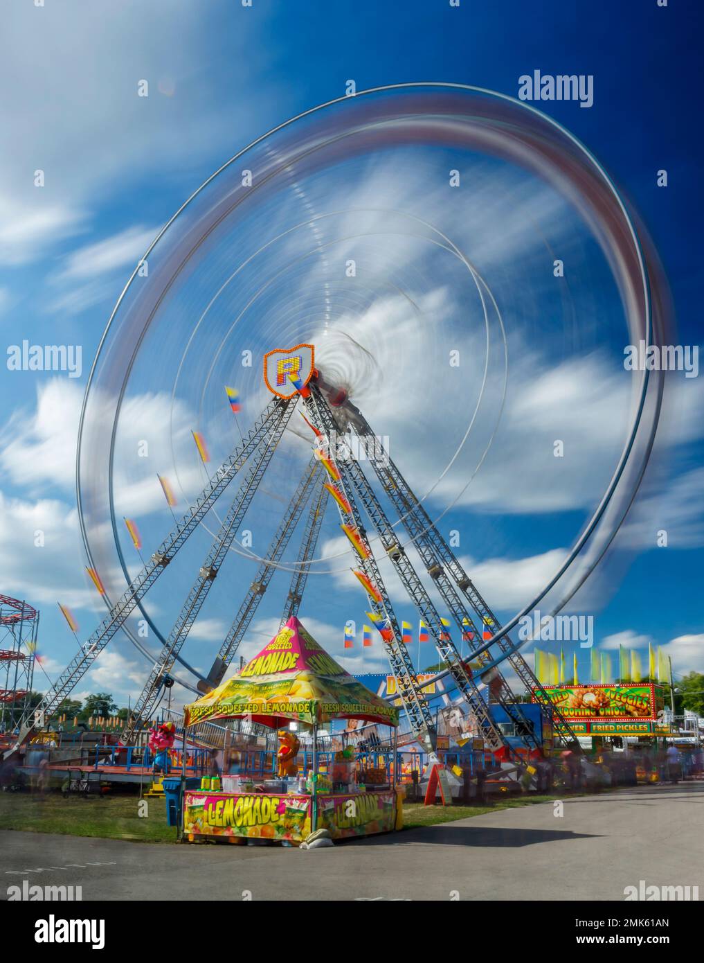 Giro Carnival Wheel con sfocatura del movimento a lunga esposizione. Tenda di limonata in primo piano. Canfield Fair, Mahoning County Fair, Canfield, Youngstown, Ohi Foto Stock