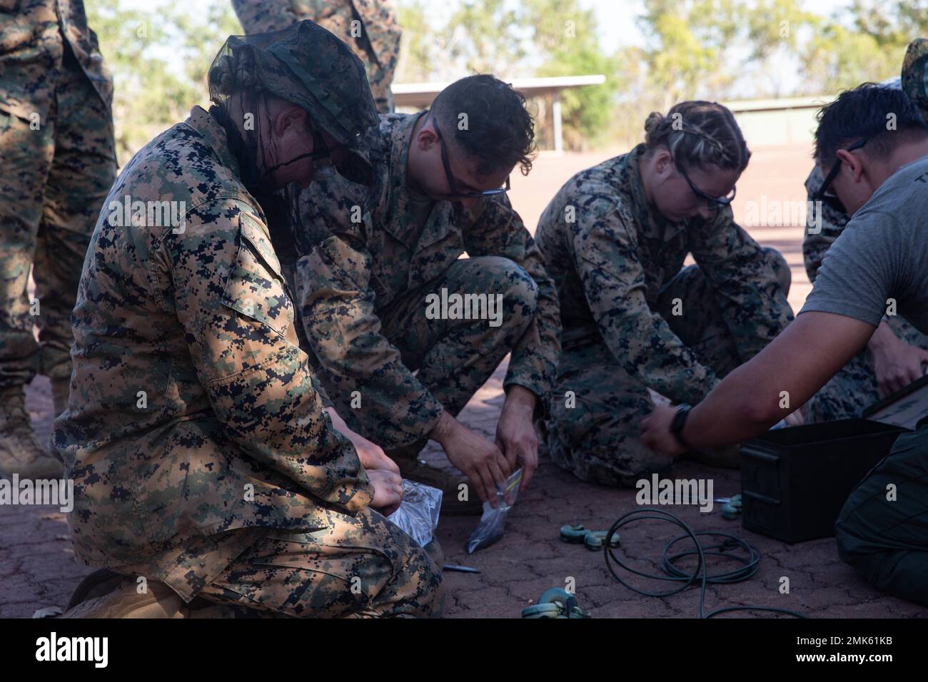 U.S. Marines with Marine Rotational Force-Darwin (MRF-D) 22 prepara le cariche di spolpaggio per l'addestramento alla distruzione di emergenza presso la Mount Bundey Training Area, NT, Australia, 6 settembre 2022. La formazione ha fornito la certificazione di distruzione di emergenza ai tecnici delle munizioni MRF-D 22 durante lo smaltimento delle munizioni non riparabili. Foto Stock