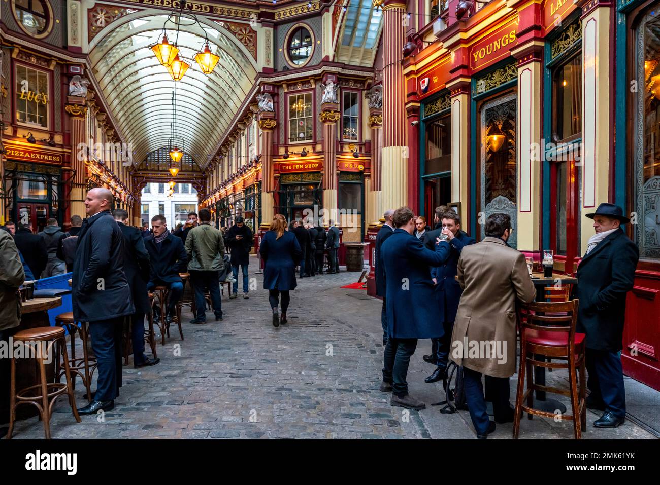 Persone al di fuori Di Un bar a Leadenhall Market, City of London, London, UK. Foto Stock