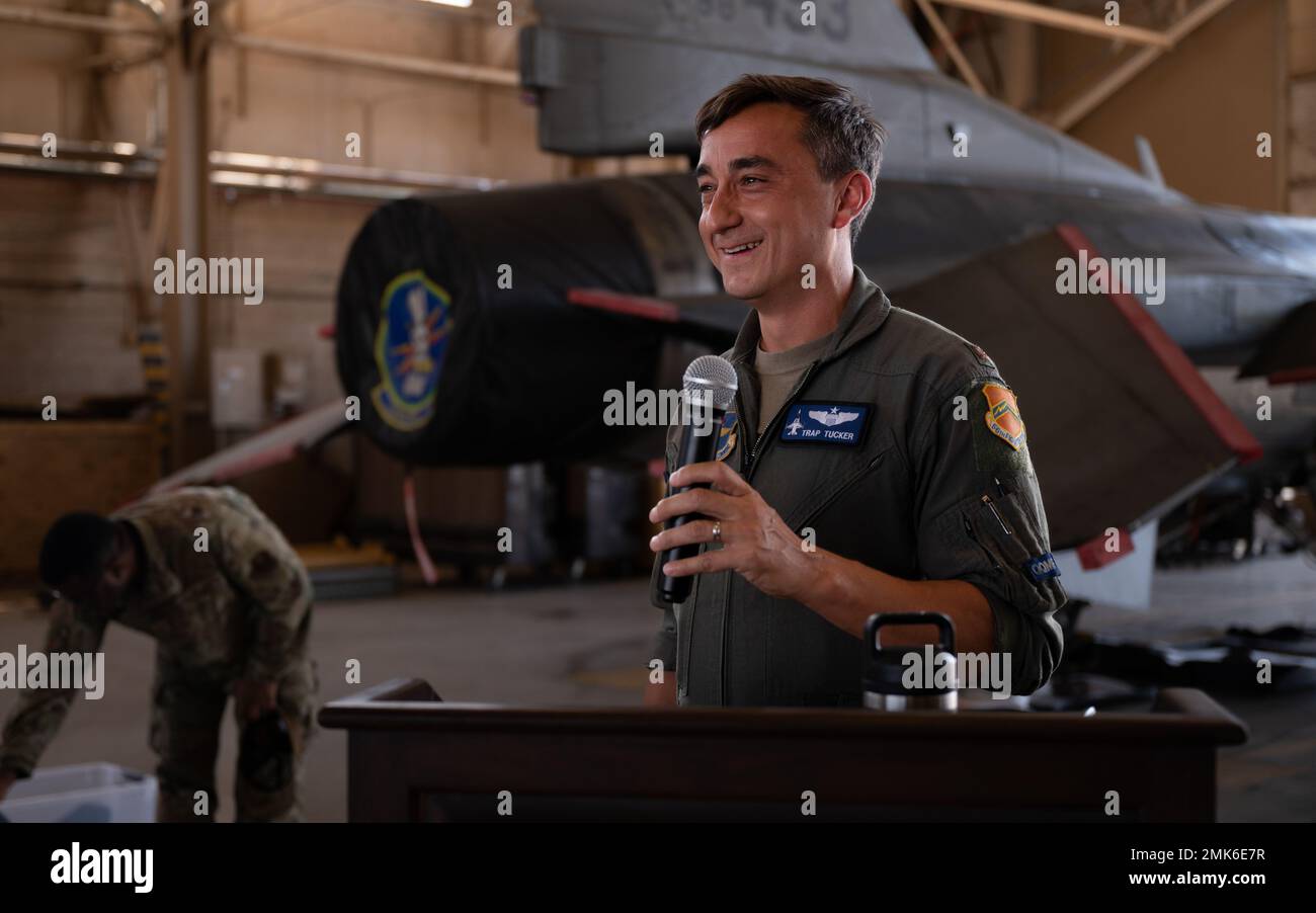 Lance Tucker, comandante del 309th Fighter Squadron, ha tenuto un discorso il 7 settembre 2022 alla Luke Air Force base, Arizona. Il 309th FS ha tenuto un evento di firma del jet per commemorare l'ultimo dei 27 aerei F-16 più vecchi in ritirata dalla 56th Fighter Wing al 309th Aerospace Maintenance and Regeneration Group presso la base dell'aeronautica militare Davis-Monthan, Arizona. Foto Stock