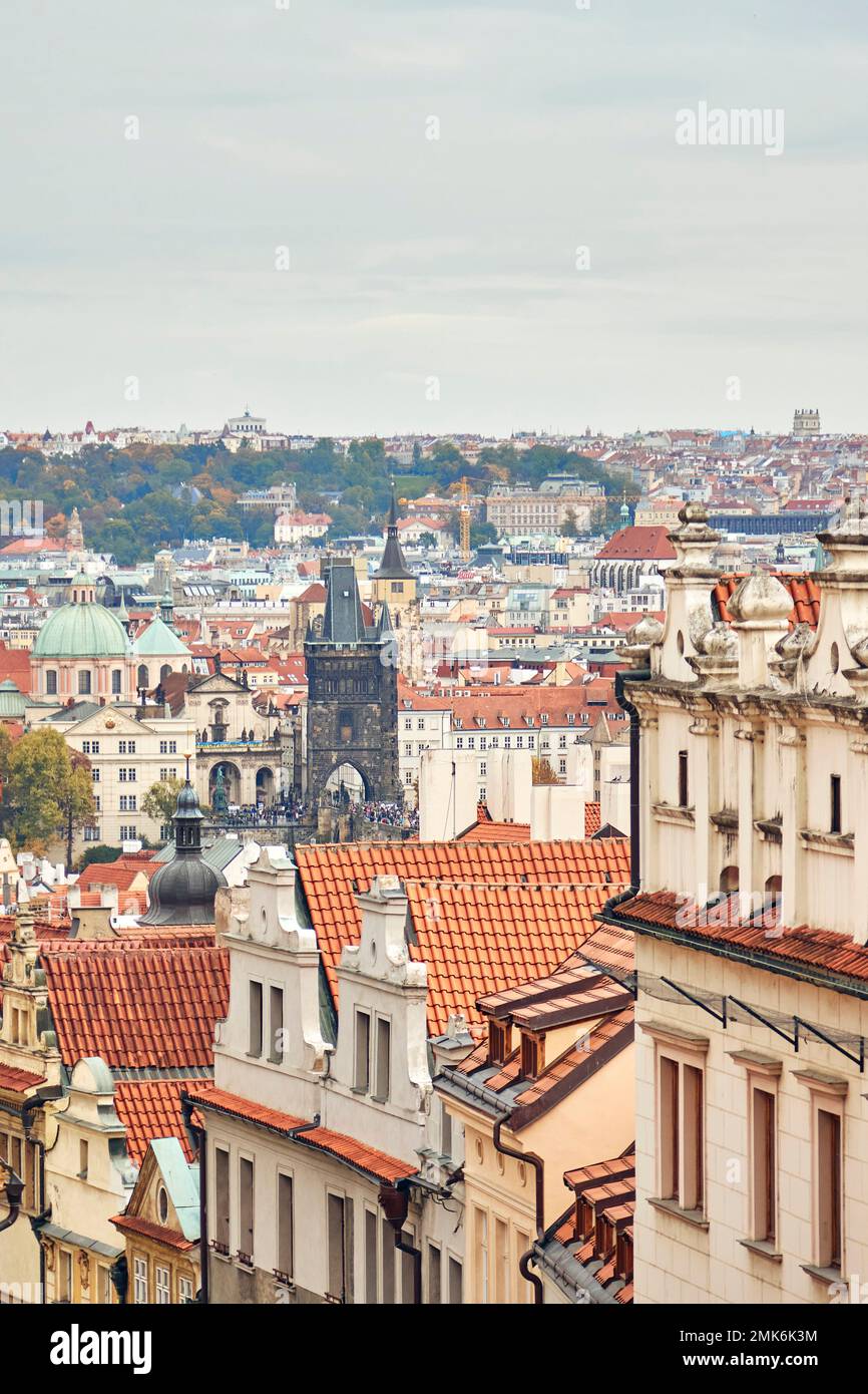 Facciate di vecchi edifici con tetti in tegole nel centro di Praga. Paesaggio urbano all'orizzonte. Foto Stock