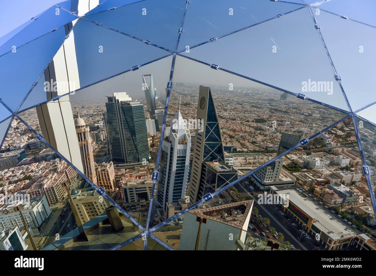 Riflesso dello skyline nella sfera di vetro di al Faisaliah Tower, Riyadh, Arabia Saudita Foto Stock