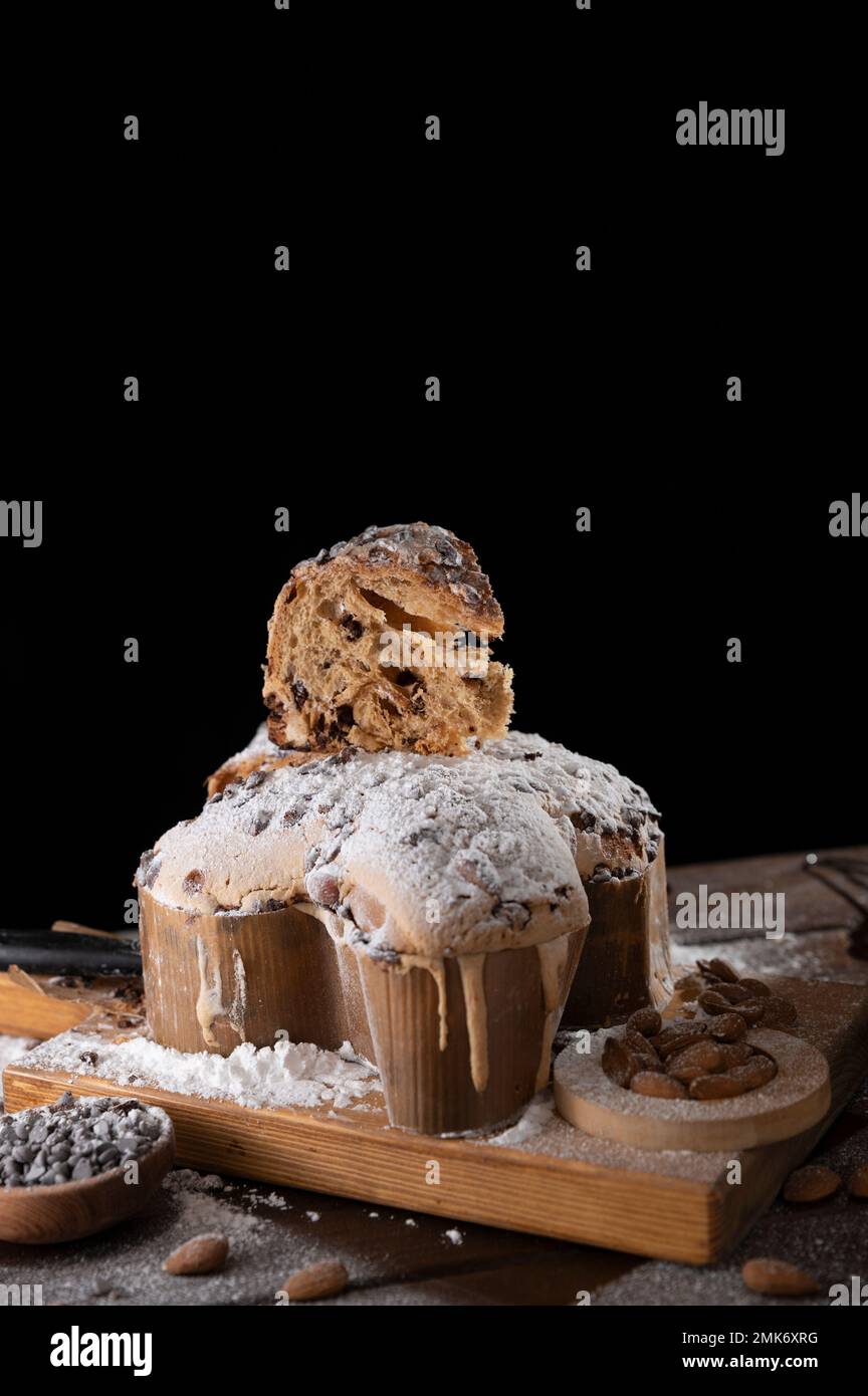 Colomba al cioccolato. Dolce pasquale con mandorle e cioccolato a forma di colomba. I dolci festosi sono tradizionali in Italia. Foto Stock