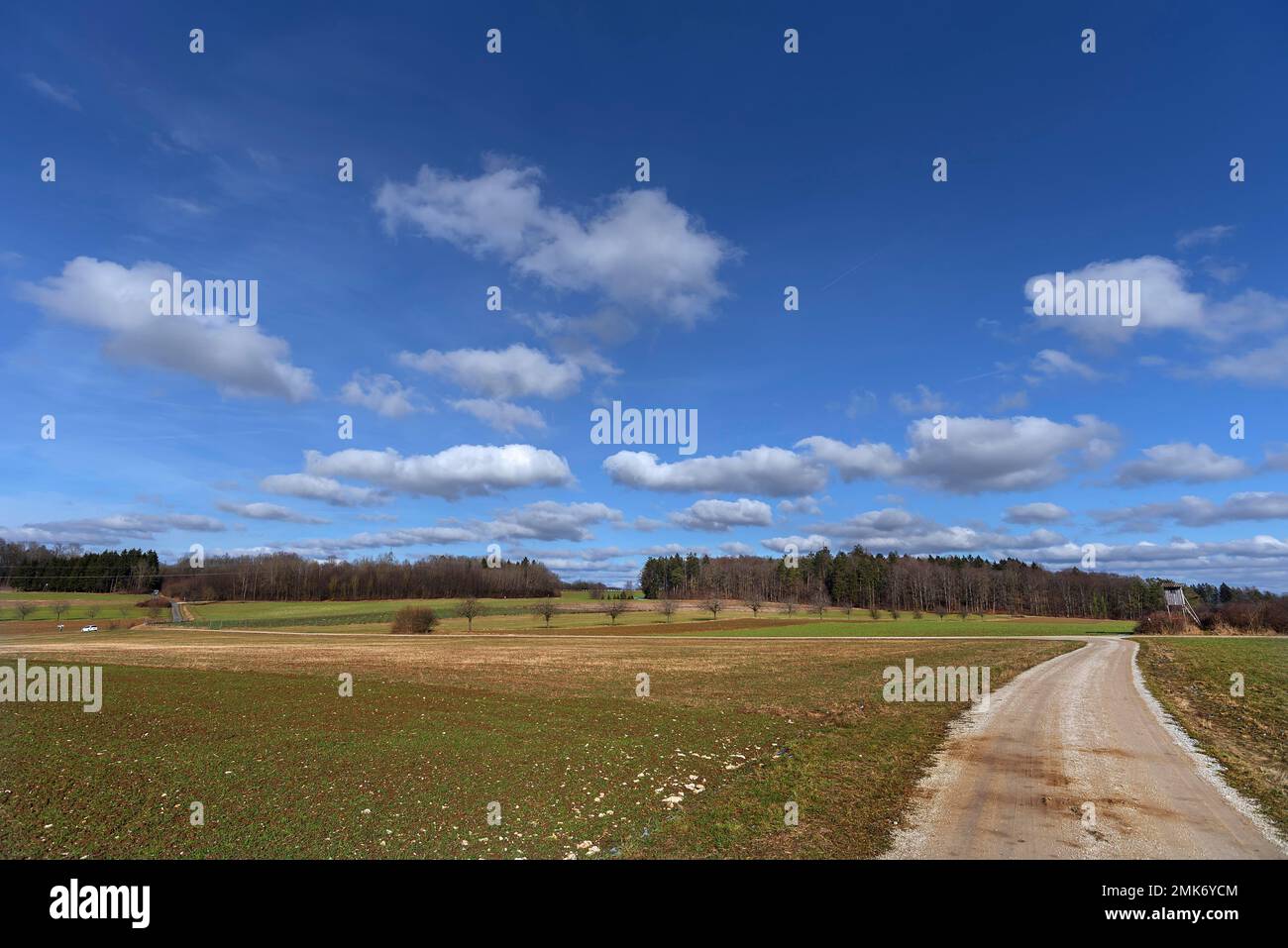 Tempesta di assalto in arrivo sulla Svizzera francone, percorso sul campo e terreno agricolo, Franconia centrale, Baviera, Germania Foto Stock
