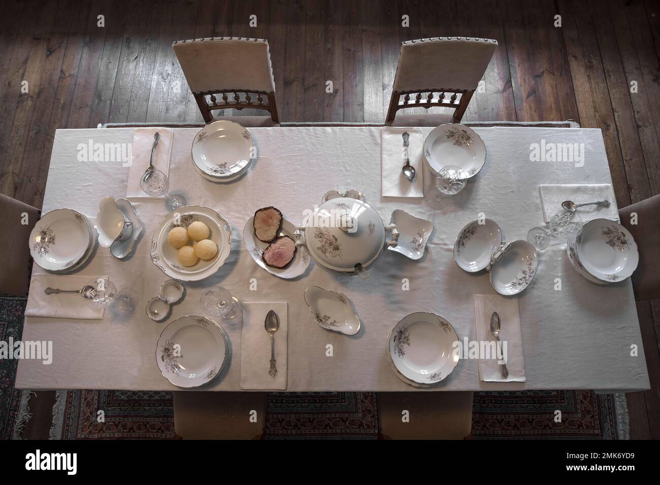 Set tavolo intorno al 1950 in un ex appartamento del proprietario della fabbrica, oggi museo industriale, Lauf an der Pegnitz, Franconia media, Baviera, Germania Foto Stock