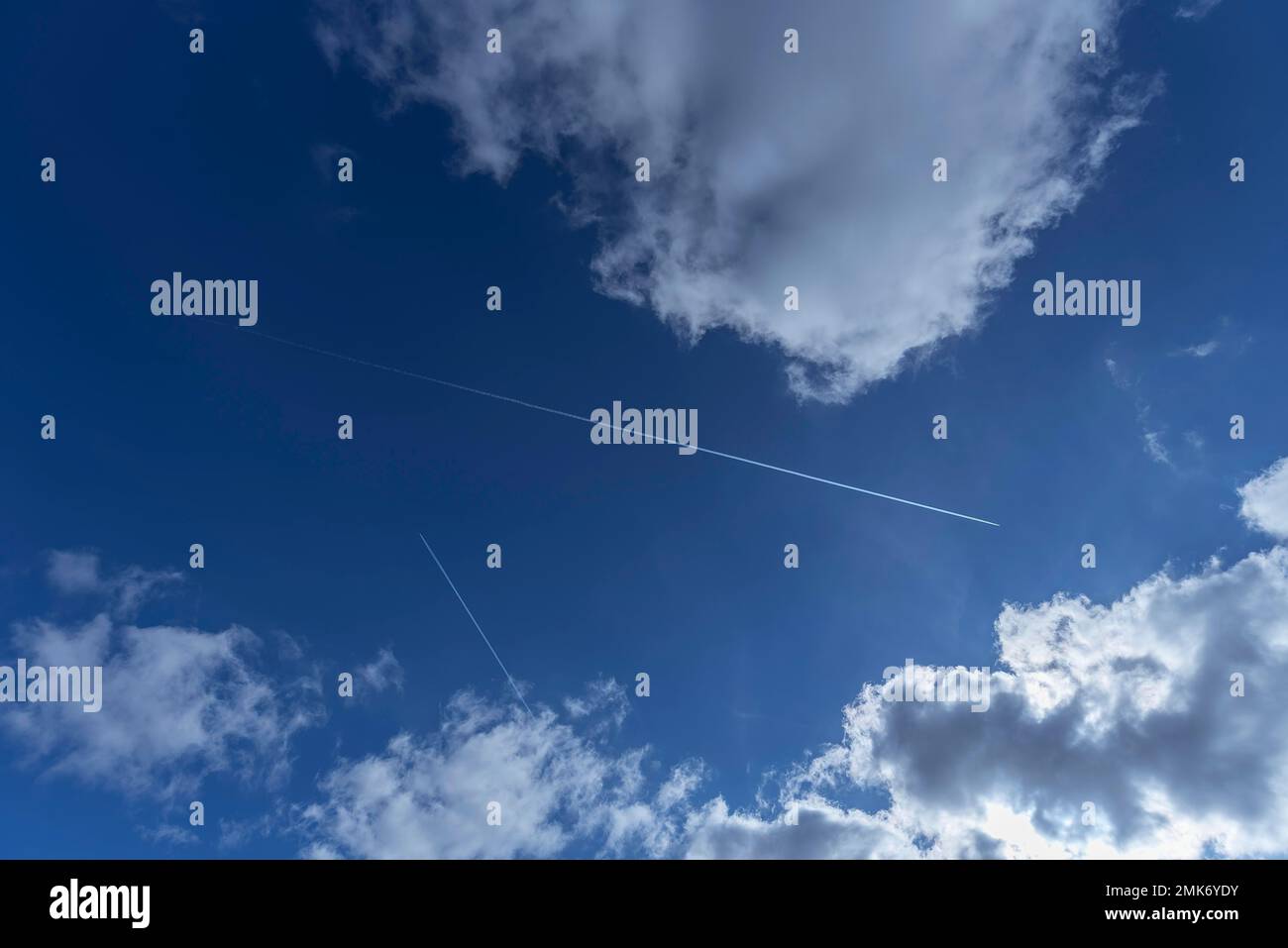 Percorsi di condensazione nel cielo nuvoloso, Baviera, Germania Foto Stock