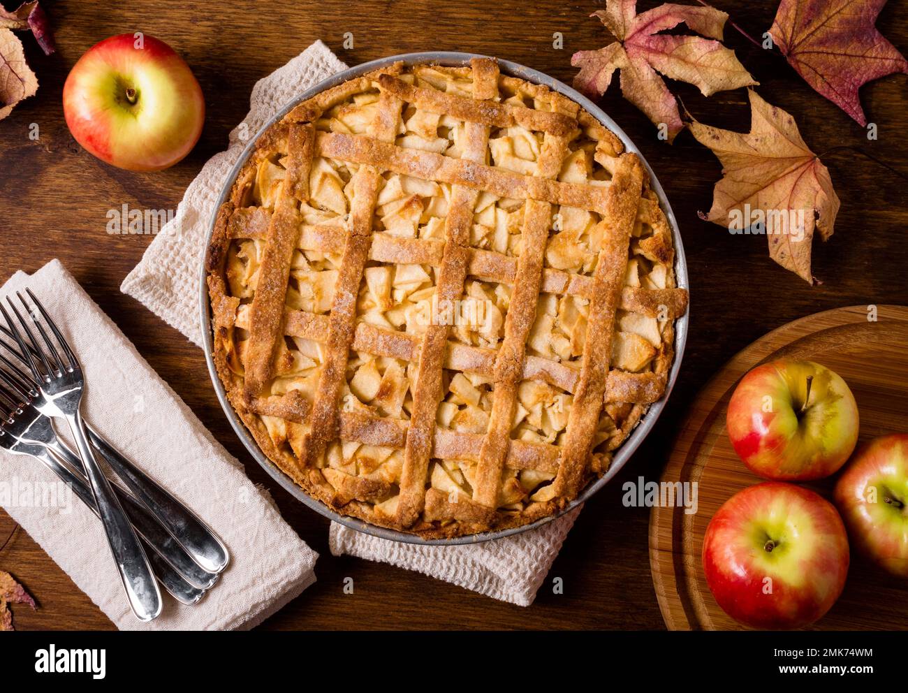 vista dall'alto torta di mele con foglie di posate. Foto ad alta risoluzione Foto Stock