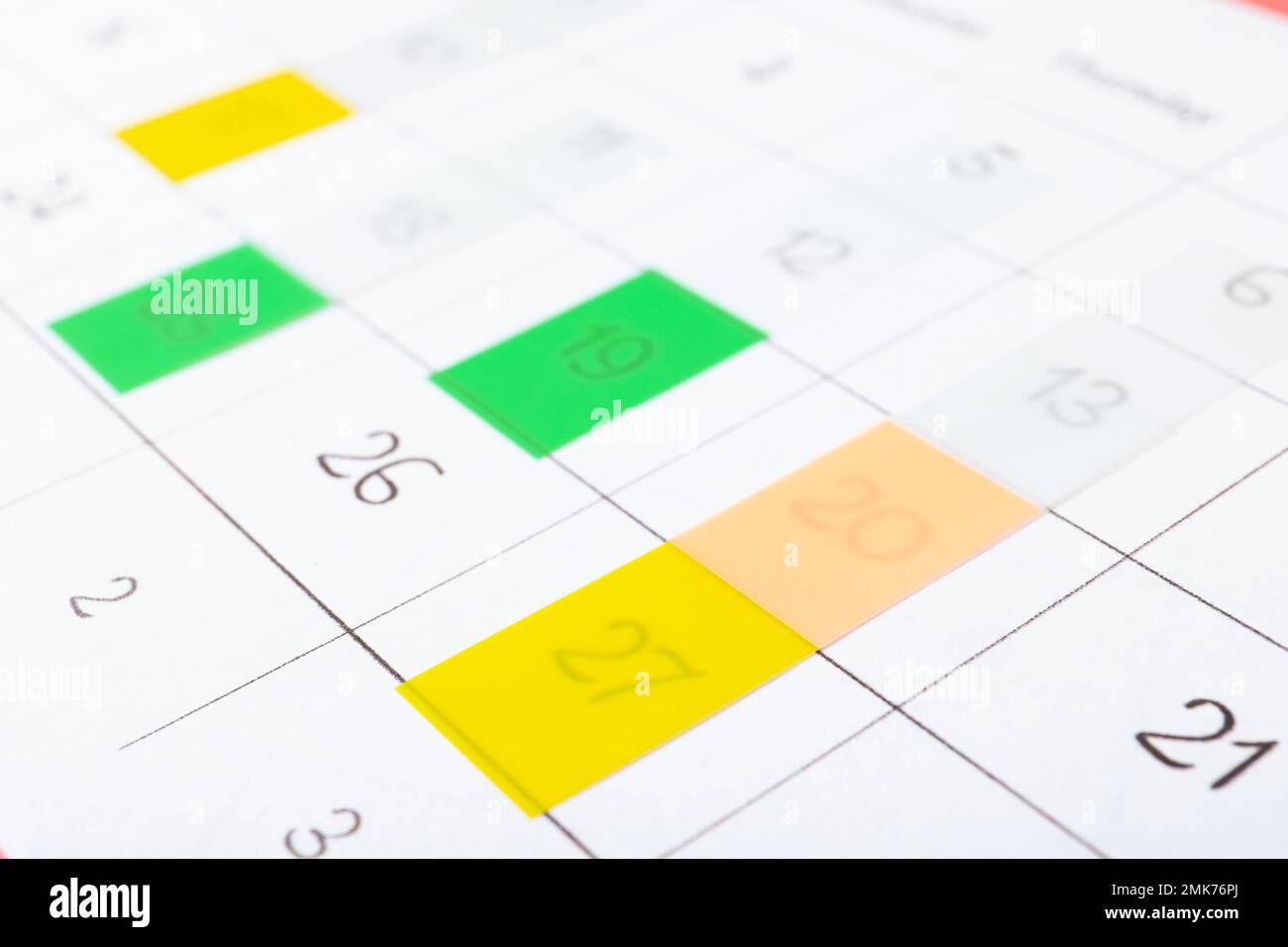 Pagina del calendario con adesivi colorati, vista primo piano Foto Stock