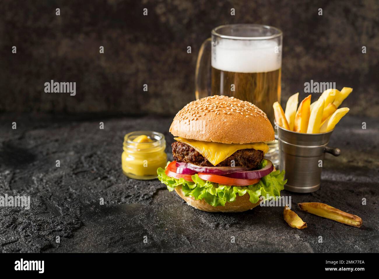 vista frontale hamburger di manzo patatine fritte salsa birra. Foto ad alta risoluzione Foto Stock