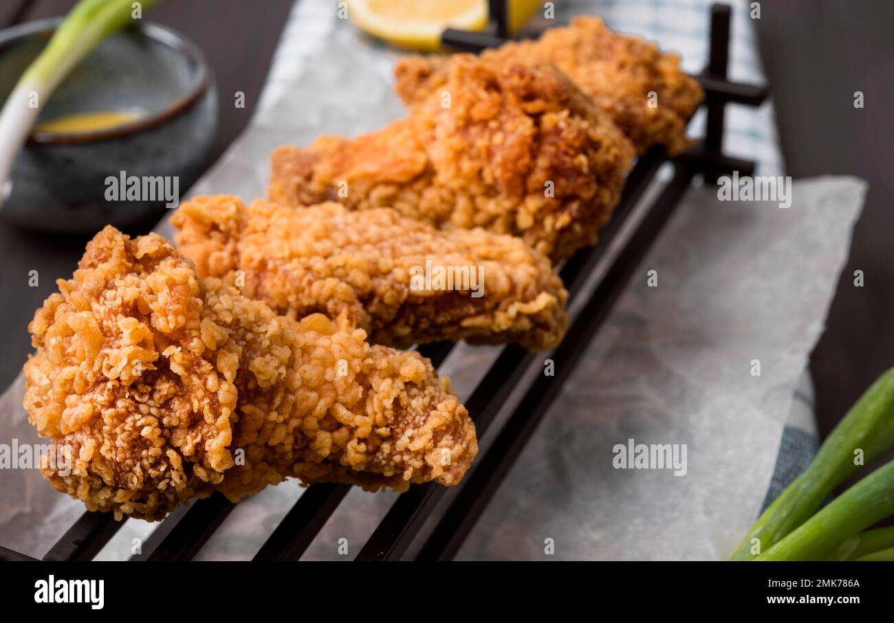 vassoio di ali di pollo fritte cipolle verdi. Foto ad alta risoluzione Foto Stock