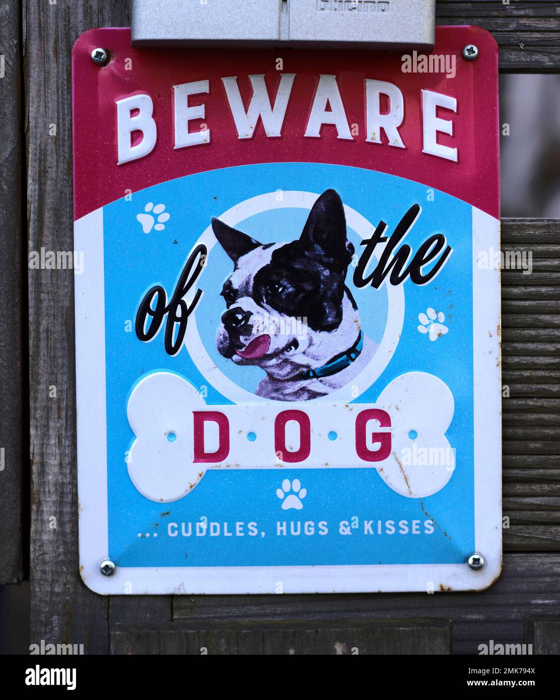 Avvertimento segno umoristico del cane, ATTENZIONE DEL CANE, COCCOLE, ABBRACCI e BACI, Stoccarda. Baden-Wuerttemberg, Germania Foto Stock