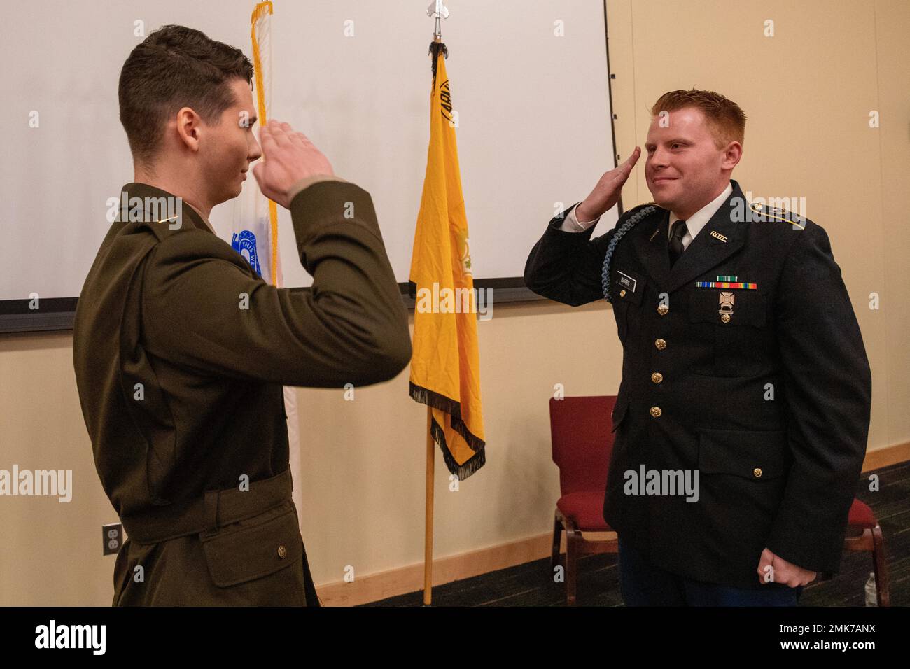 Jacob Melia, a sinistra, un ufficiale del quartier generale, rende il suo primo saluto come secondo luogotenente appena commissionato a Cadet Nathan Barry, a destra, durante una cerimonia di committenza tenutasi all'interno dell'auditorium del Regional Training Institute a Camp Nett, Niantic, Connecticut, 6 settembre 2022. 2nd Il primo saluto, noto anche come il saluto del dollaro d'argento, è una tradizione militare in cui un ufficiale appena commissionato rende il suo primo saluto come ufficiale ad un soldato arruolato di loro scelta, di solito un ufficiale non commissionato che ha mentore e guidato l'ufficiale in su e in arrivo sulla Th Foto Stock