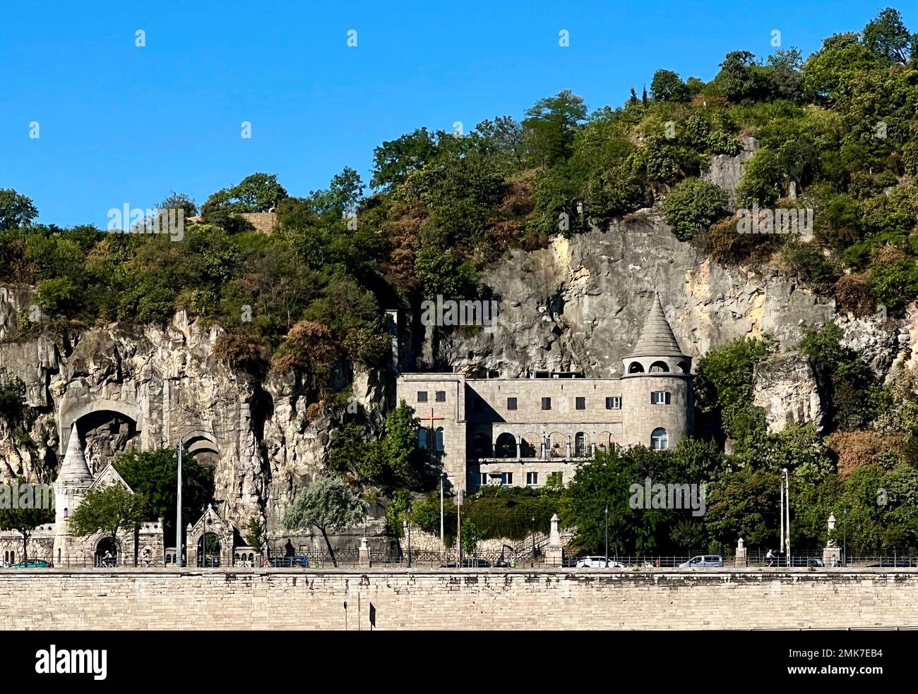 Bastione dei pescatori sul lato Buda di Budapest Ungheria. Il vecchio castello è stato ricostruito con torri e archi come sito patrimonio nazionale. Foto Stock