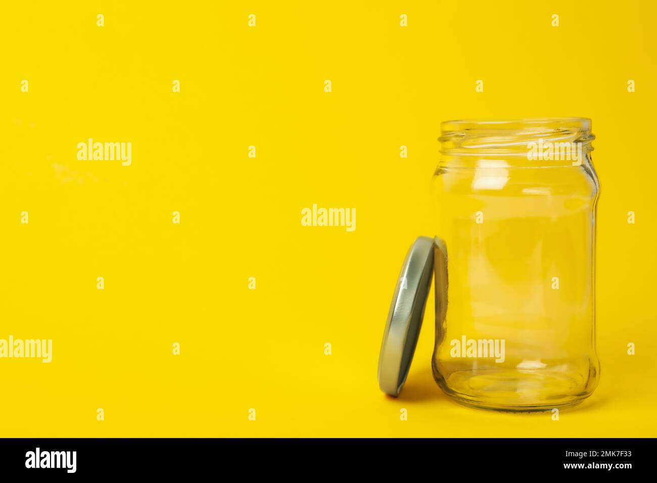 Aprire il vaso di vetro vuoto su sfondo giallo, spazio per il testo Foto Stock
