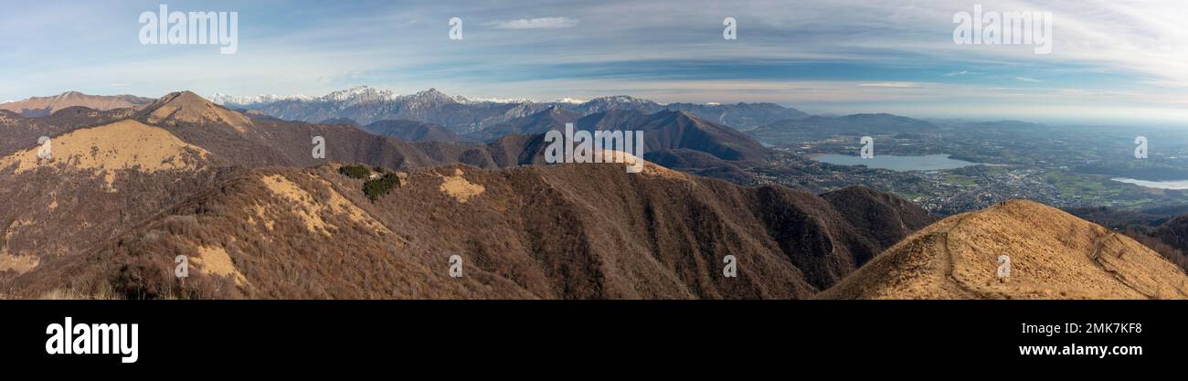 Monte Boletto con vista su Capanna Mara, Lago di Pusiano, Lago di Alserio, Alpe del Vicere, Erba, Como, Lombardia, Italia Foto Stock