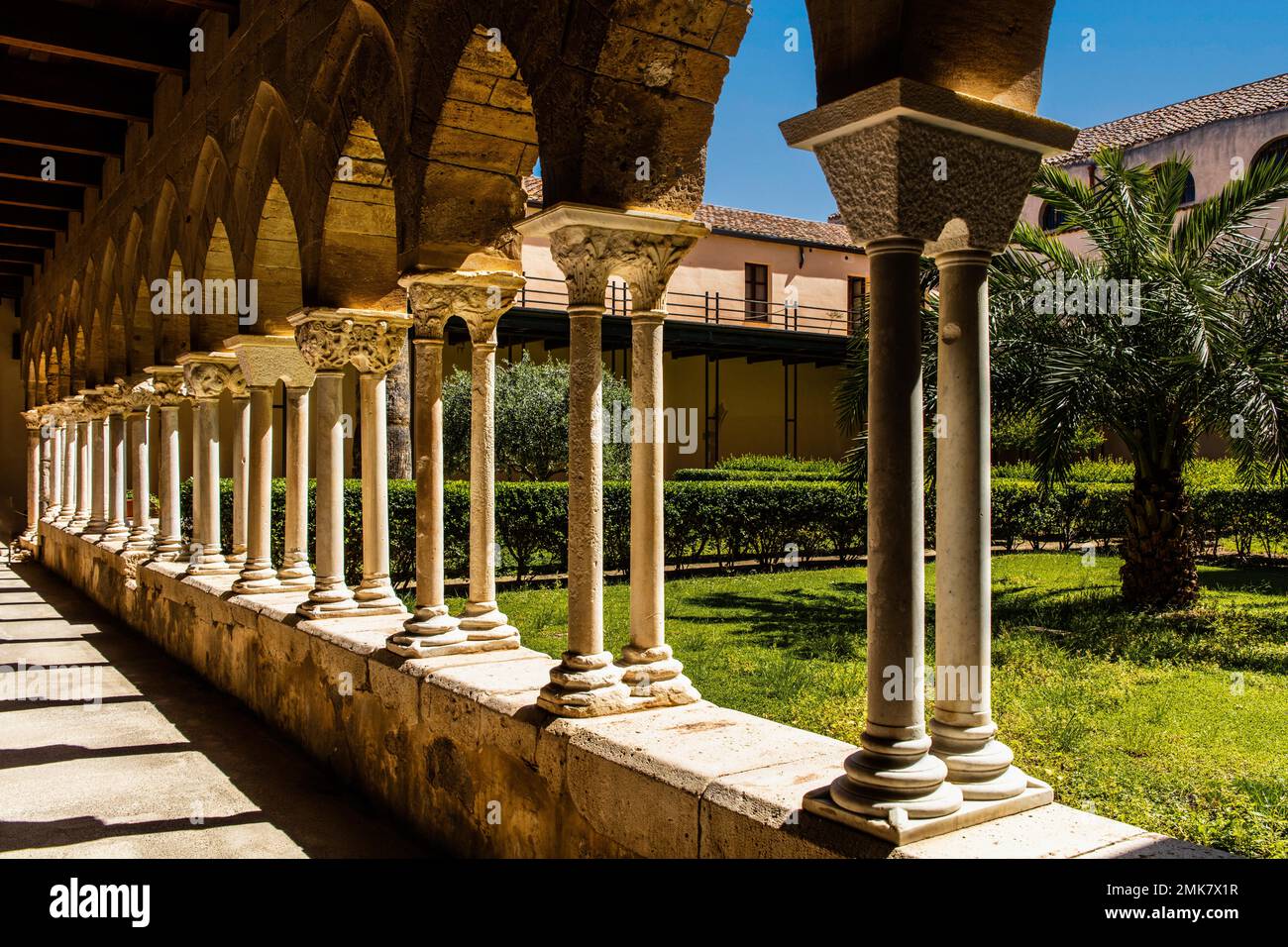 Chiostro, Cattedrale Normanna Santissimo Salvatore, Cefalù con il pittoresco centro storico, Cefalù, Sicilia, Italia Foto Stock