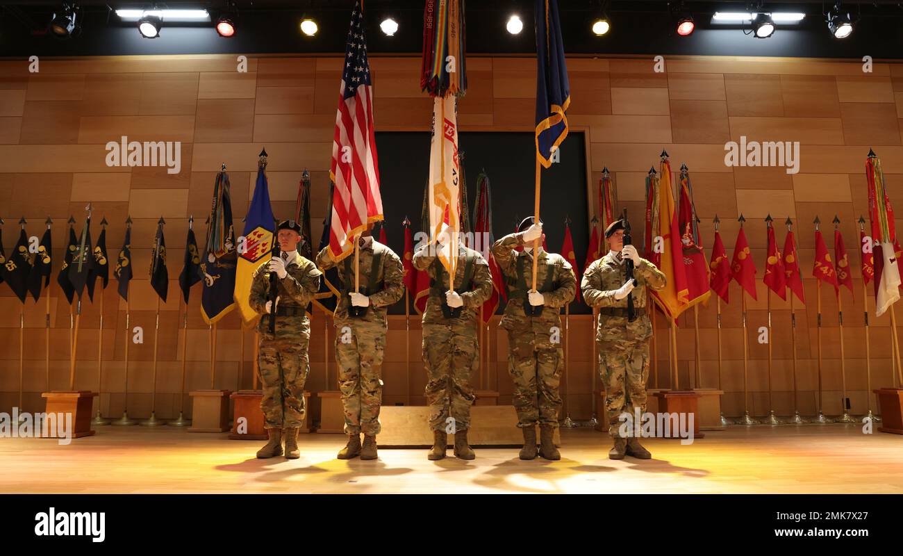 Il 20th° CBRNE, Command Color Guard, Radiological, Nuclear, Explosives (CBRNE), ha presentato le armi, settembre 7, durante una cerimonia di cambio di comando presso l'auditorium Myer di Aberdeen Proving Ground, Maryland. Brig. Il Gen. Daryl O. Hood, sostituì il Gen. Antonio V. Munera e divenne il nono comandante generale fin dalla formazione del comando nel 2004. Foto Stock