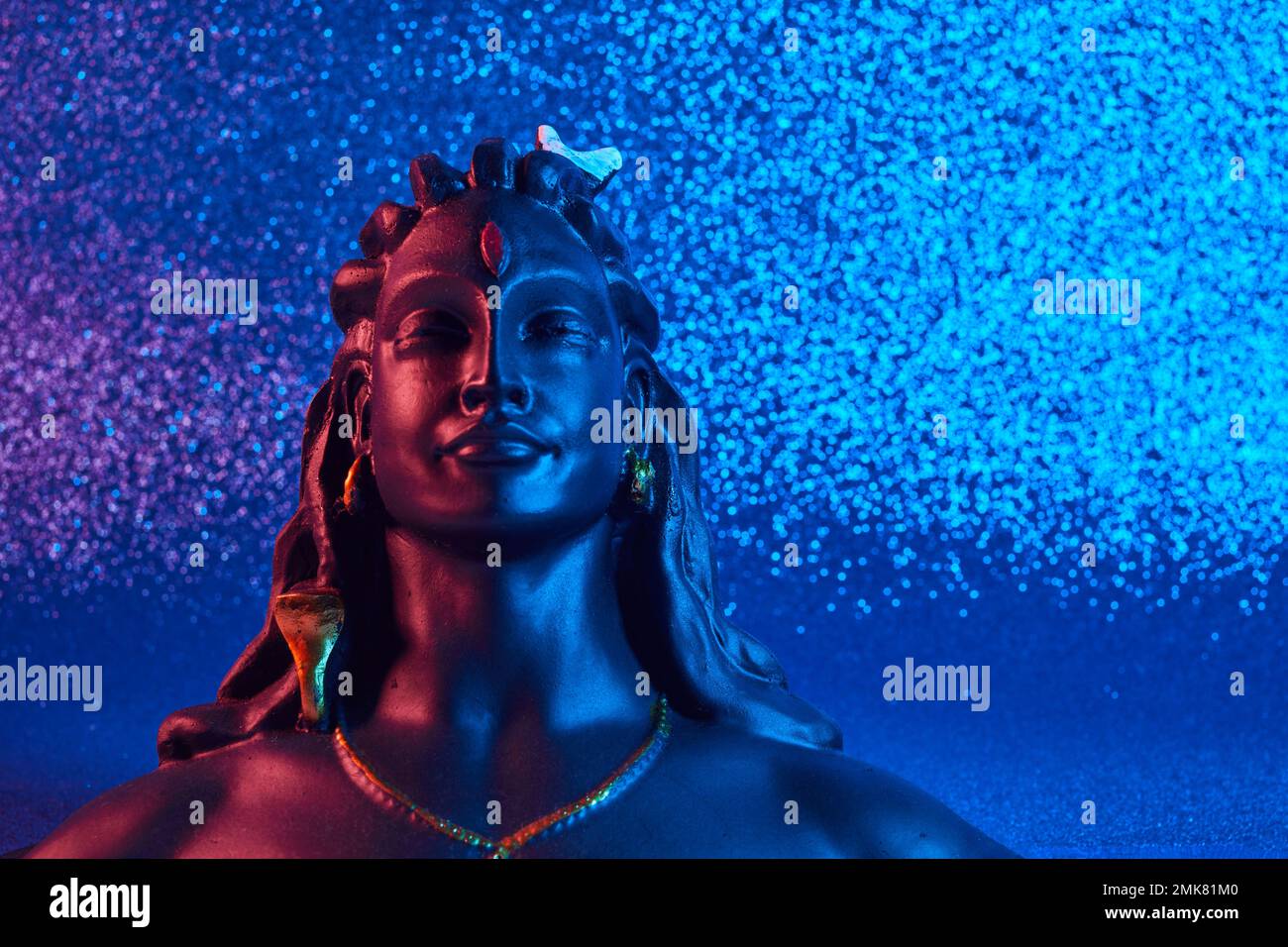 Maha Shivratri, Signore Shiva su sfondo blu. Foto Stock