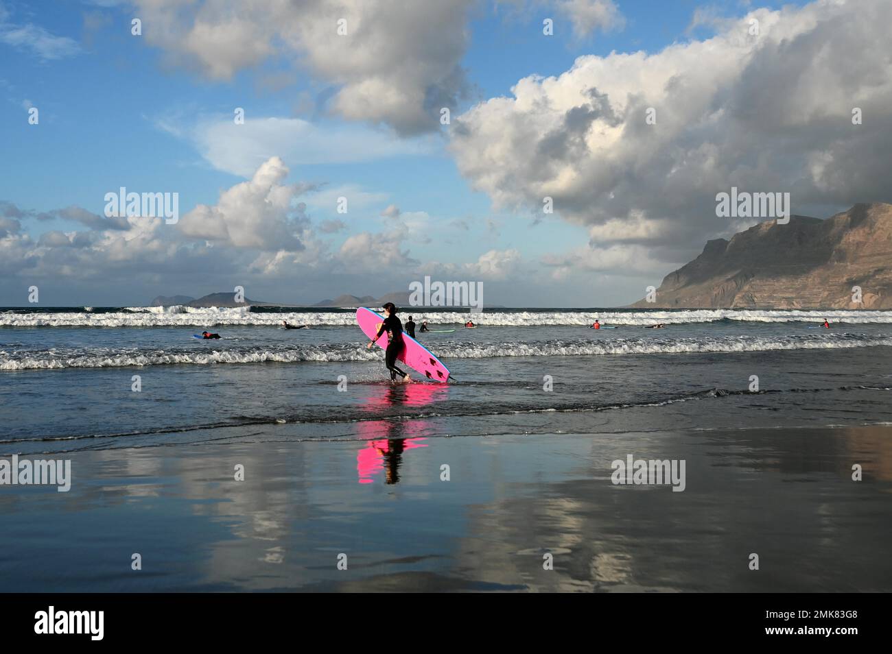 Surfista sulla spiaggia di Caleta de Famara, Playa de Famara, Lanzarote, Spagna Foto Stock