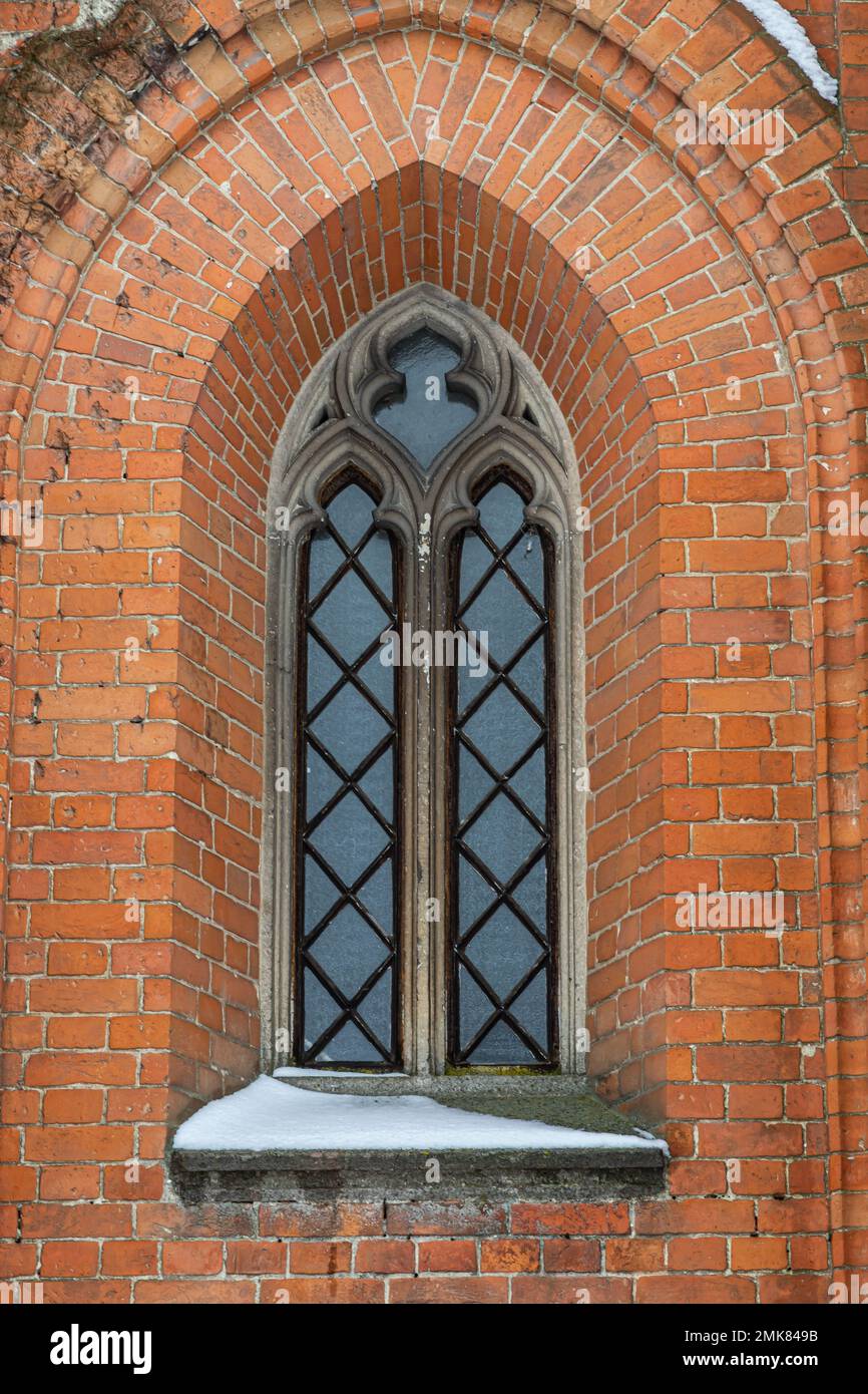 Un frammento della facciata di una storica chiesa neogotica. Foto Stock