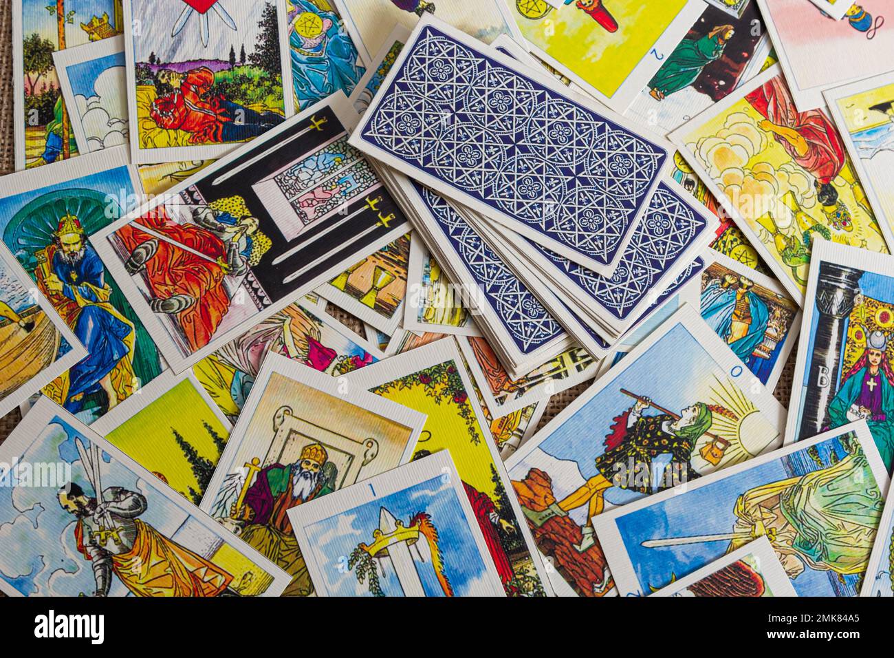 Sfondo con mucchio di carte tarocchi, il mazzo arcana maggiore. Fortuna che dice seance o rituale magico nero. Spaventate la vita ferma con occulto ed esoteri Foto Stock