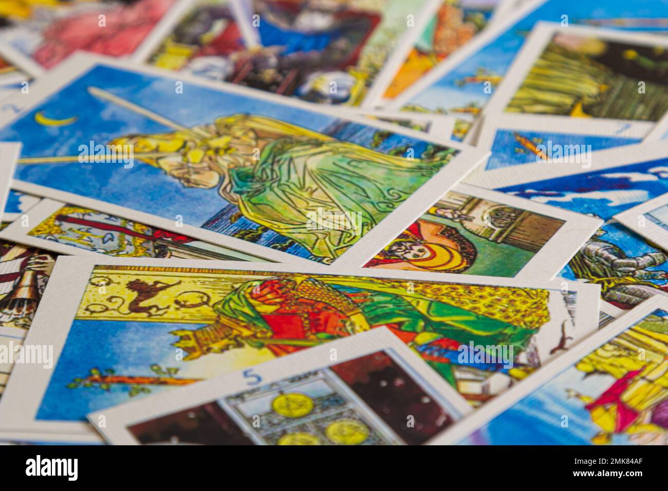 Sfondo con mucchio di carte tarocchi, il mazzo arcana maggiore. Fortuna che dice seance o rituale magico nero. Spaventate la vita ferma con occulto ed esoteri Foto Stock