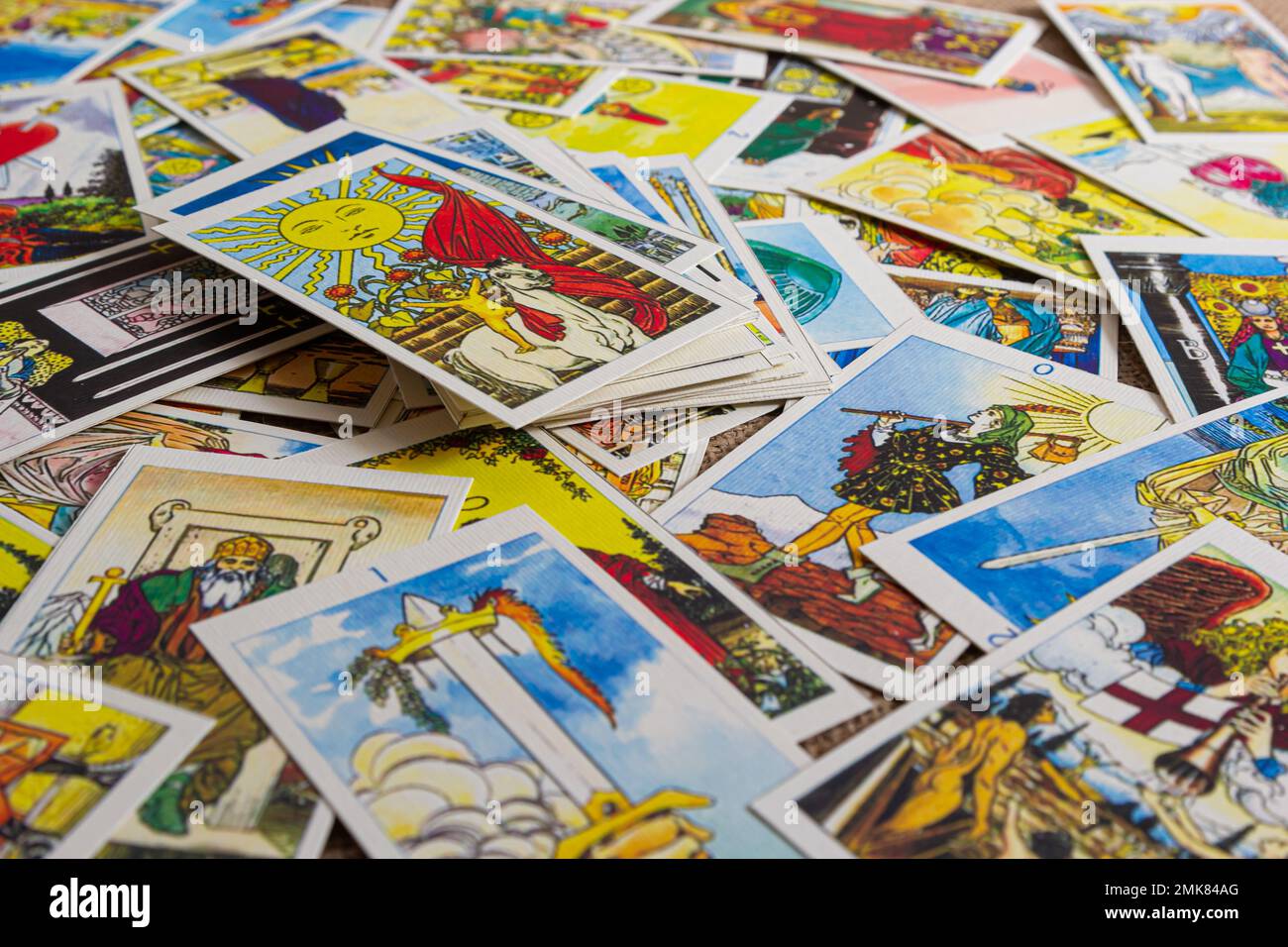 Sfondo con mucchio di carte tarocchi, il mazzo arcana maggiore. Fortuna che dice seance o rituale magico nero. Spaventate la vita ferma con occulto ed esoteri Foto Stock