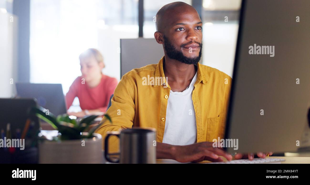 Ufficio, computer e computer portatile di un uomo d'affari con tecnologia informatica, software aziendale o gestione di siti web per l'innovazione. Desktop, multimedia Foto Stock