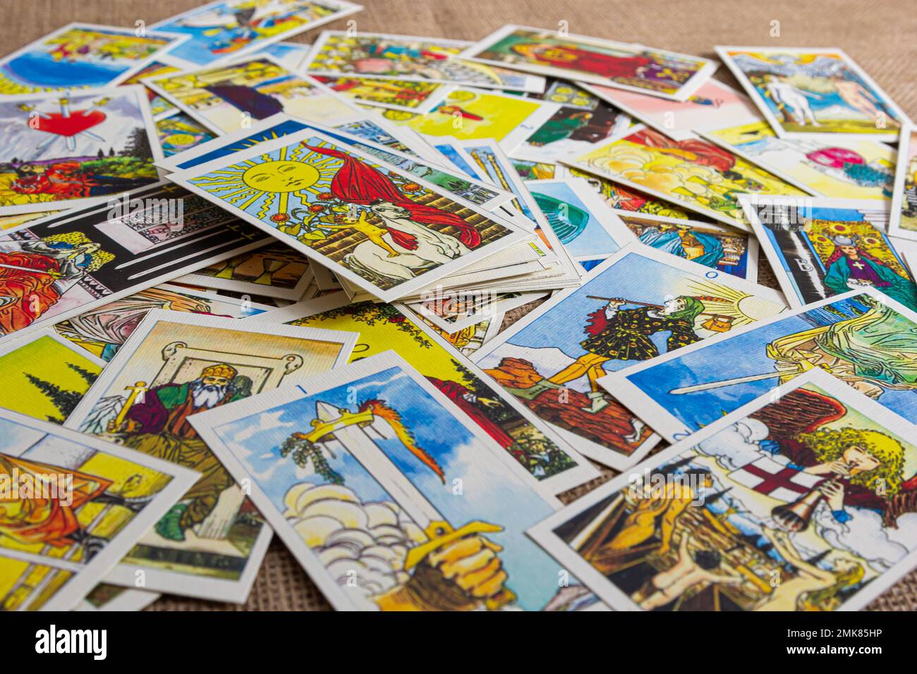 Sfondo con mucchio di carte tarocchi, il mazzo arcana maggiore. Fortuna che dice seance o rituale magico nero. Spaventate la vita ferma con occulto ed esoteri Foto Stock