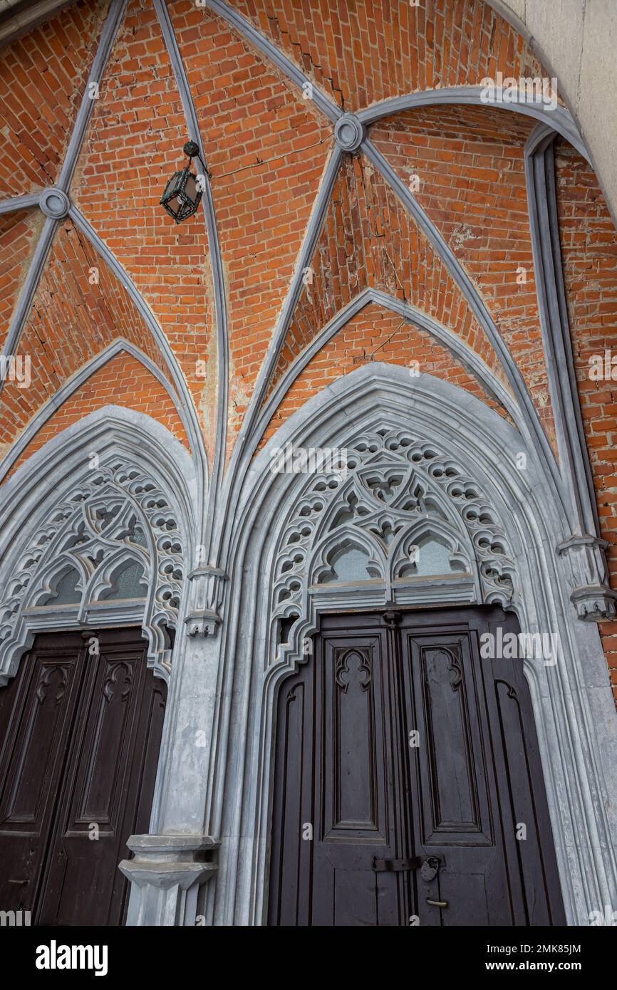 Un frammento della facciata di una storica chiesa neogotica. Foto Stock