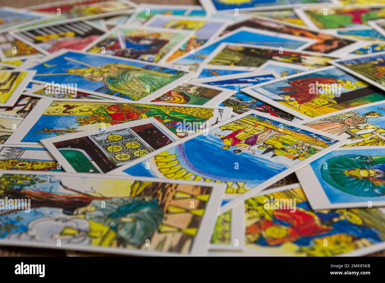 Sfondo con mucchio di carte tarocchi, il mazzo arcana maggiore. Fortuna che dice seance o rituale magico nero. Spaventate la vita ferma con occulto ed esoteri Foto Stock