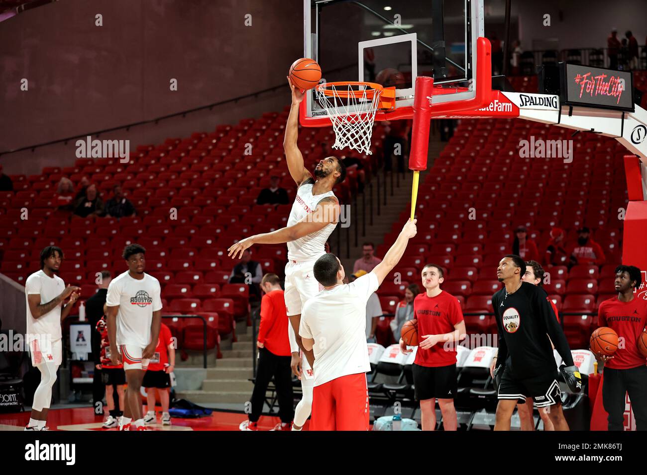 Houston, Texas, Stati Uniti. 28th Jan, 2023. I cougars di Houston si scaldano prima della partita tra i cougars di Houston e i Bearcats di Cincinnati al Fertitta Center di Houston, Texas, il 28 gennaio 2023. (Credit Image: © Erik Williams/ZUMA Press Wire) SOLO PER USO EDITORIALE! Non per USO commerciale! Foto Stock