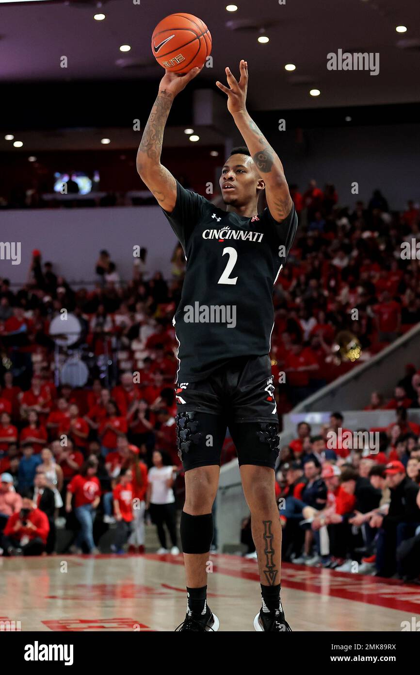Houston, Texas, Stati Uniti. 28th Jan, 2023. La guardia dei Bearcats di Cincinnati Landers Nolley II (2) spara durante il primo tempo tra gli Houston Cougars e i Cincinnati Bearcats al Fertitta Center di Houston, Texas, il 28 gennaio 2023. (Credit Image: © Erik Williams/ZUMA Press Wire) SOLO PER USO EDITORIALE! Non per USO commerciale! Foto Stock