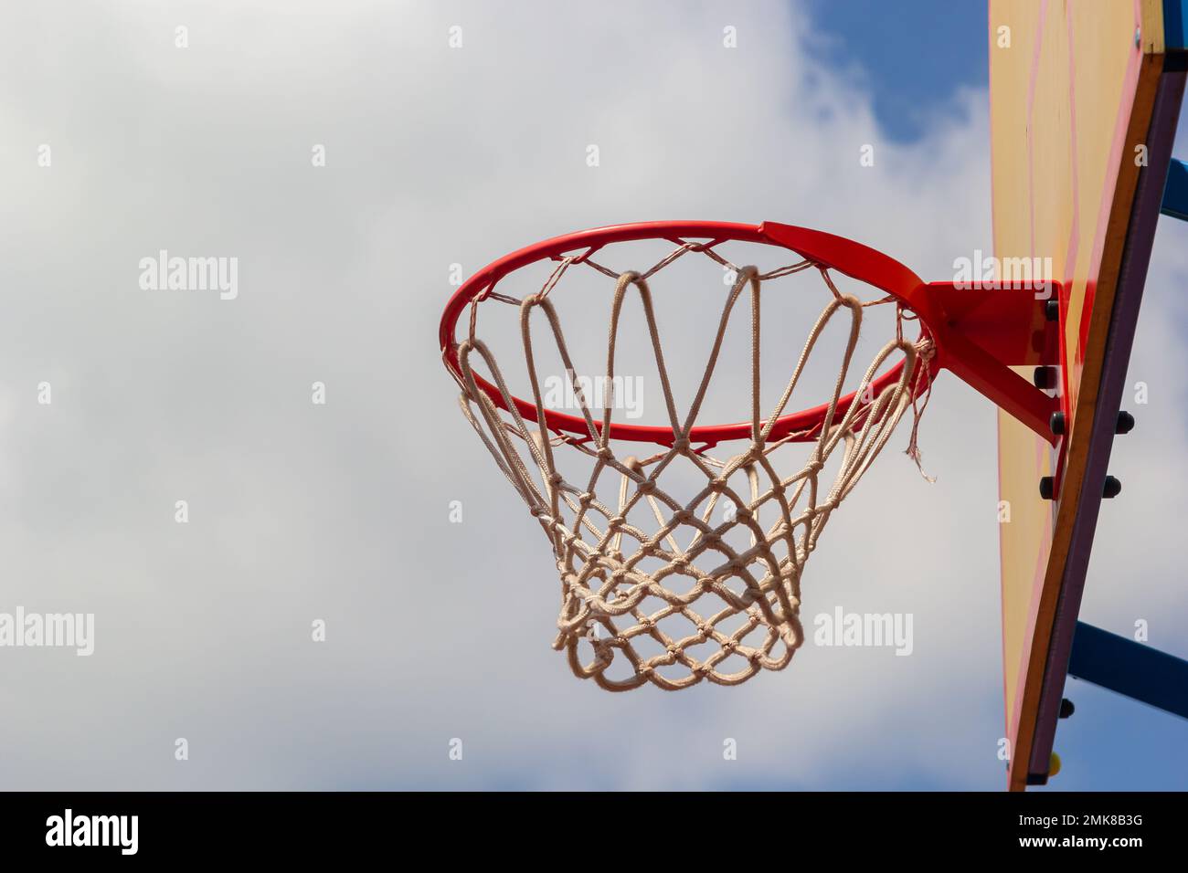 Foto dell'anello da basket in vetro e dello sfondo blu del cielo, basket. Foto Stock