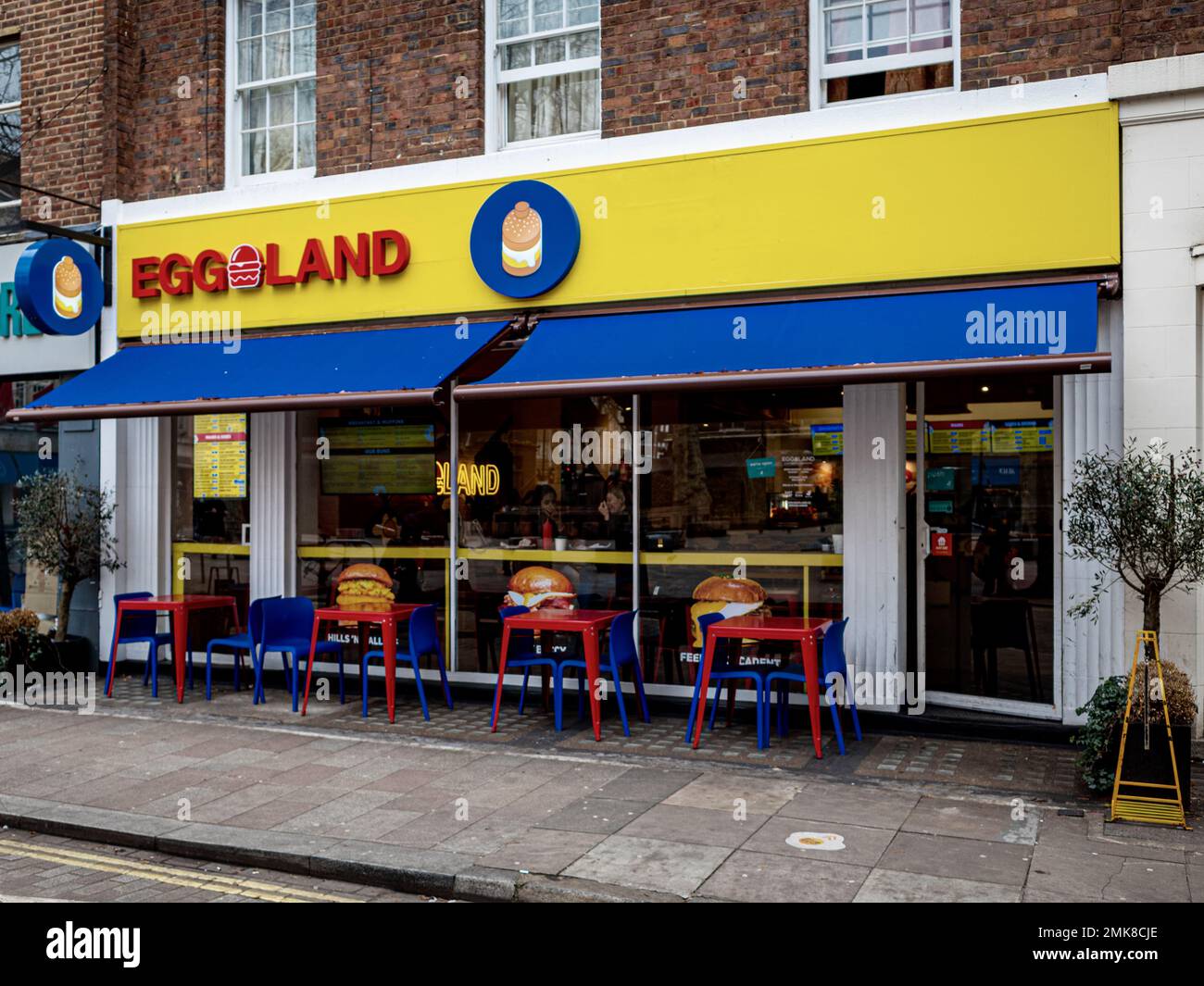 Ristorante Eggland al 5-7 di Tottenham Street, Londra. Eggland ha aperto nel 2021, fondata da un ex rifugiato afghano, Sohail Ahmed. Foto Stock