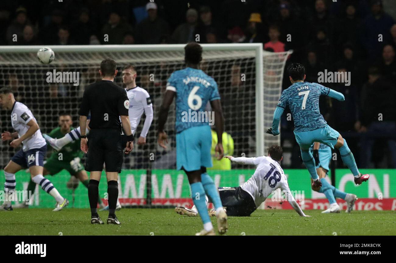 Preston, Regno Unito. 28th gennaio 2023 ; Deepdale Stadium, Preston, Inghilterra ; fa Cup Football, Preston North End contro Tottenham Hotspur ; Son Heung-min di Tottenham Hotspur segna con un tiro a lungo raggio per dare al suo fianco un vantaggio di 0-1 dopo 50 minuti Credit: Action Plus Sports Images/Alamy Live News Foto Stock