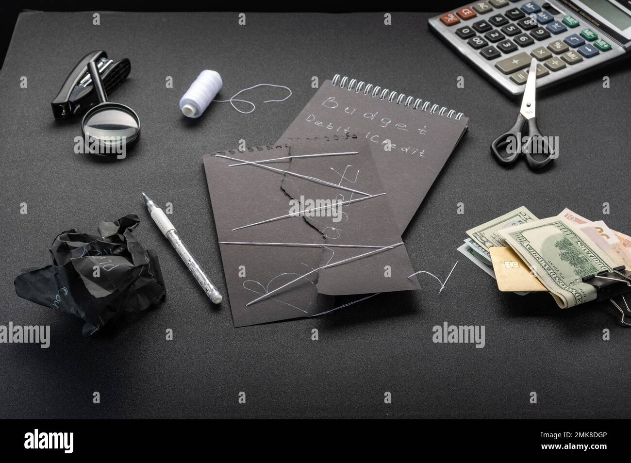 Contabilità e budget. Pianificazione e business plan. Denaro sul desktop. Tenere traccia dei profitti e delle spese. Vista frontale. Foto Stock