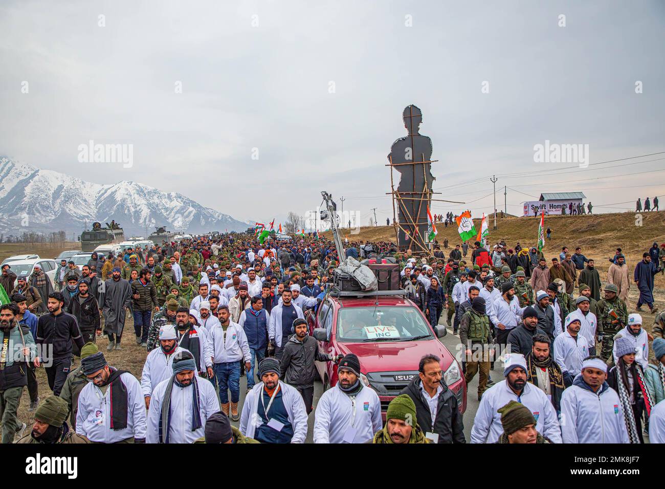 La gente cammina lungo il leader del Congresso indiano Rahul Gandhi ed ex ministro capo di Jammu e Kashmir Mehbooba Mufti (entrambi invisibili) durante il 'Bharat Jodo Yatra' o (Unite March India) in Anantnag Sud Kashmir. La marcia è un movimento di massa in corso, iniziato il 7th settembre 2022 organizzato dal Congresso Nazionale Indiano (un importante partito politico in India) guidato dal leader del partito Rahul Gandhi che, insieme ai suoi sostenitori, parte dei suoi cinque mesi di lunghezza (3.570km) (2.218 miglio) Oltre 150 giorni marciano a piedi in tutto il paese attraverso 12 stati da Kanyakumari in India meridionale a Kashmir in India settentrionale. Le vinacce Foto Stock