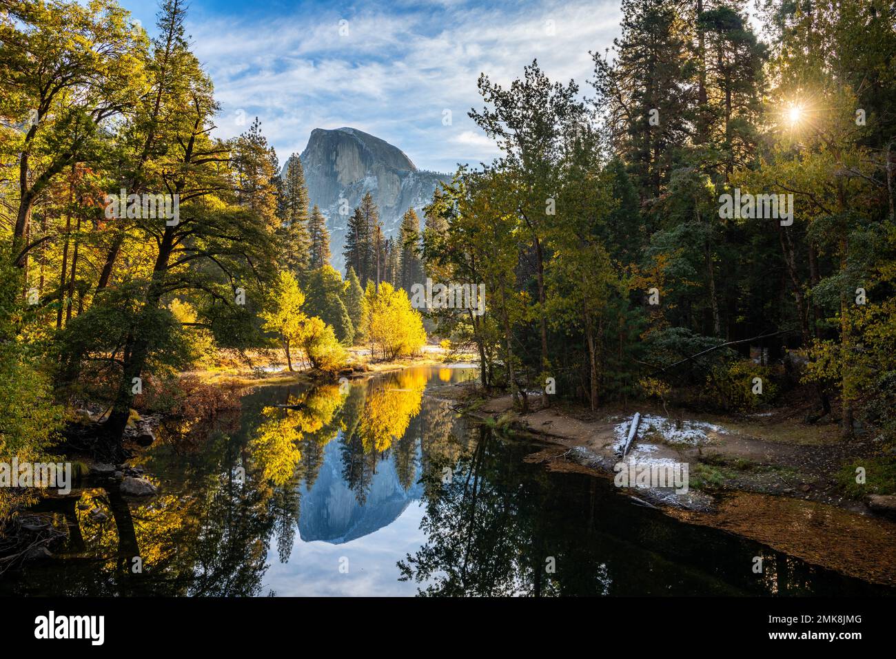 Golden Sunrise sul Sentinel Bridge con vista su Half Dome e sul fiume Merced Foto Stock