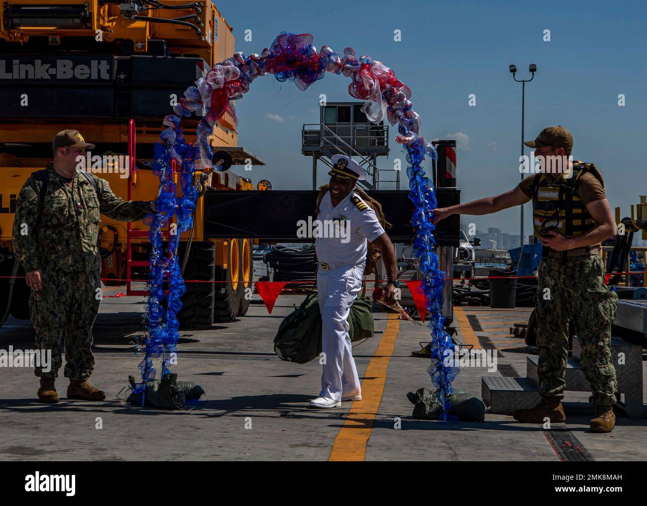 SAN DIEGO (settembre 7, 2022) CMdR. Ekon George, dirigente centrale, si stacca dalla fronte del sottomarino ad attacco rapido USS Scranton (SSN 756) di Los Angeles dopo che la nave si è spinta nella base navale di Point Loma alla conclusione di uno schieramento di sette mesi, settembre 7. Scranton ha percorso quasi 50.000 miglia nautiche durante lo spiegamento e ha visto visite portuali a Guam, Yokosuka e Okinawa. Foto Stock