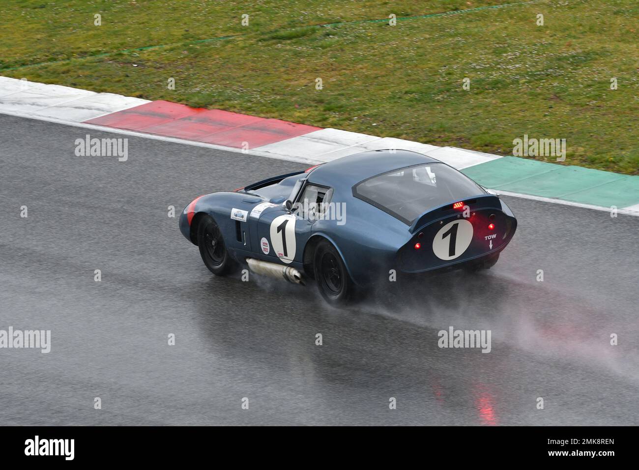 Scarperia, 3 aprile 2022: Shelby Cobra Daytona Coupe 1964 in azione durante il Mugello Classic 2022 sul circuito del Mugello in Italia. Foto Stock