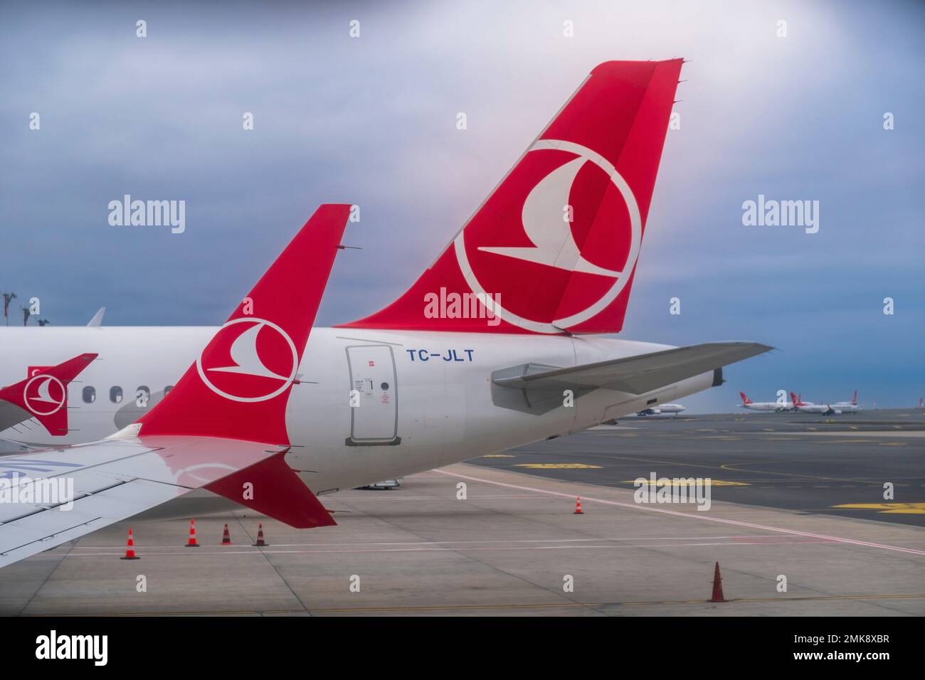 Rize, Turchia, 01.23.2023: Vista della pista e del decollo dal finestrino dell'aereo. Logo Turkish Airlines. Turkish Airlines. Viaggio nel cielo. Viaggio in aereo. Foto Stock