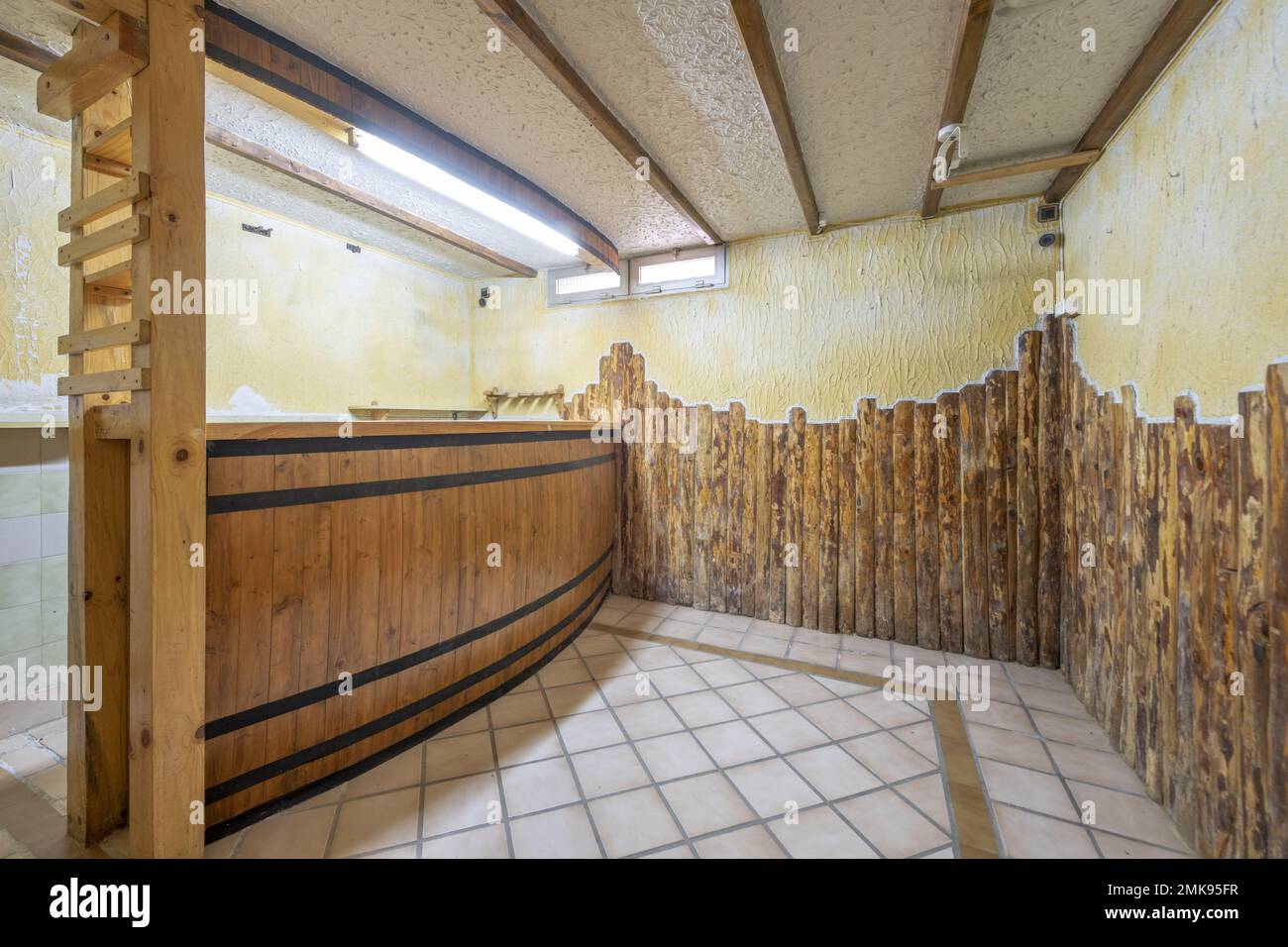 Camera al piano terra di una casa singola dedicata ad una cantina con bar in legno Foto Stock