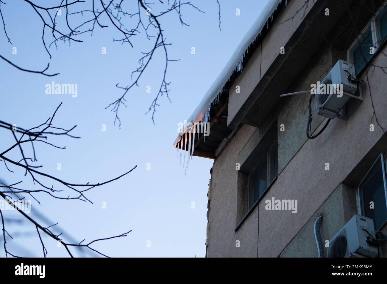 Alto edificio per vivere, bel cielo e sole, luogo umano Foto Stock