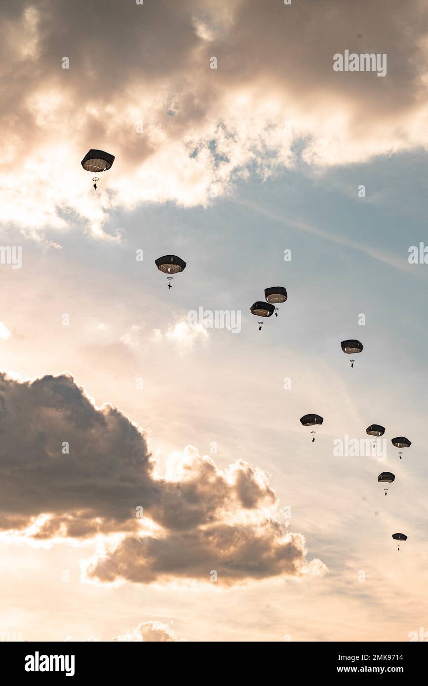 I paracadutisti dell'esercito degli Stati Uniti, assegnati alla squadra di combattimento della Brigata di Fanteria 173rd - Airborne (173rd IBCT ABN), conducono una missione congiunta di ingresso forceable nell'area di addestramento di Hohenfels durante l'esercitazione Saber Junction 22 presso il Joint multinazionale Readiness Center di Hohenfels, Germania, 7 settembre 2022. Saber Junction 22 è una rotazione di addestramento al combattimento progettata per valutare la prontezza dell'IBCT 173rd (ABN) nell'esecuzione delle operazioni in un ambiente congiunto e combinato e per promuovere l'interoperabilità con le nazioni alleate e partner partecipanti. Foto Stock