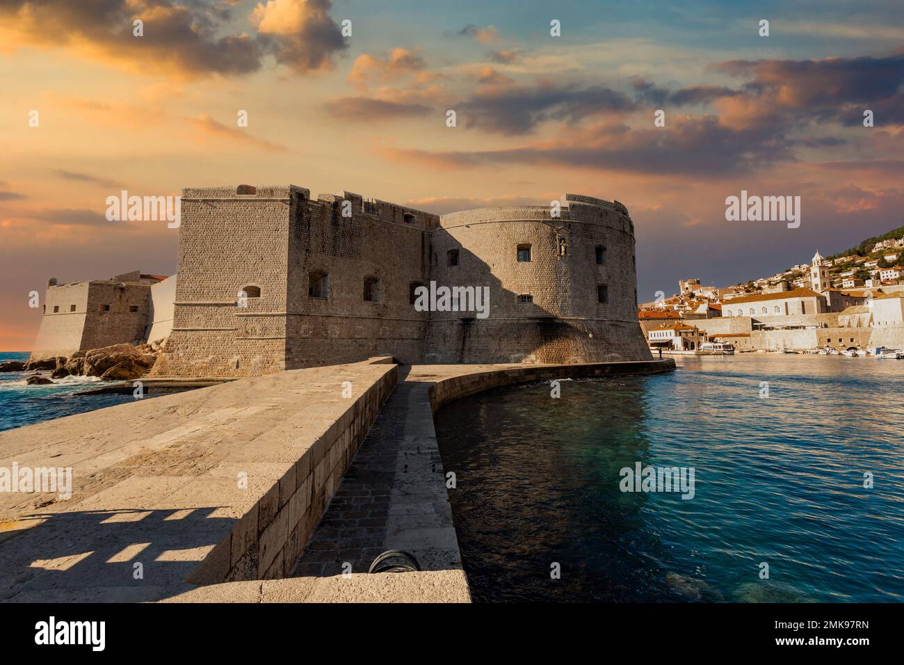 Mura della città vecchia a Dubrovnik al tramonto, Croazia Foto Stock