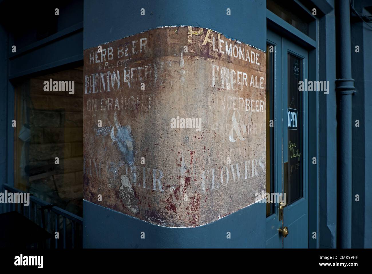 Scritta Ghost Sign per Ginger Ale, birra, fiori, ecc., all'angolo di una caffetteria nella Upper Bow nella città vecchia di Edimburgo. Foto Stock