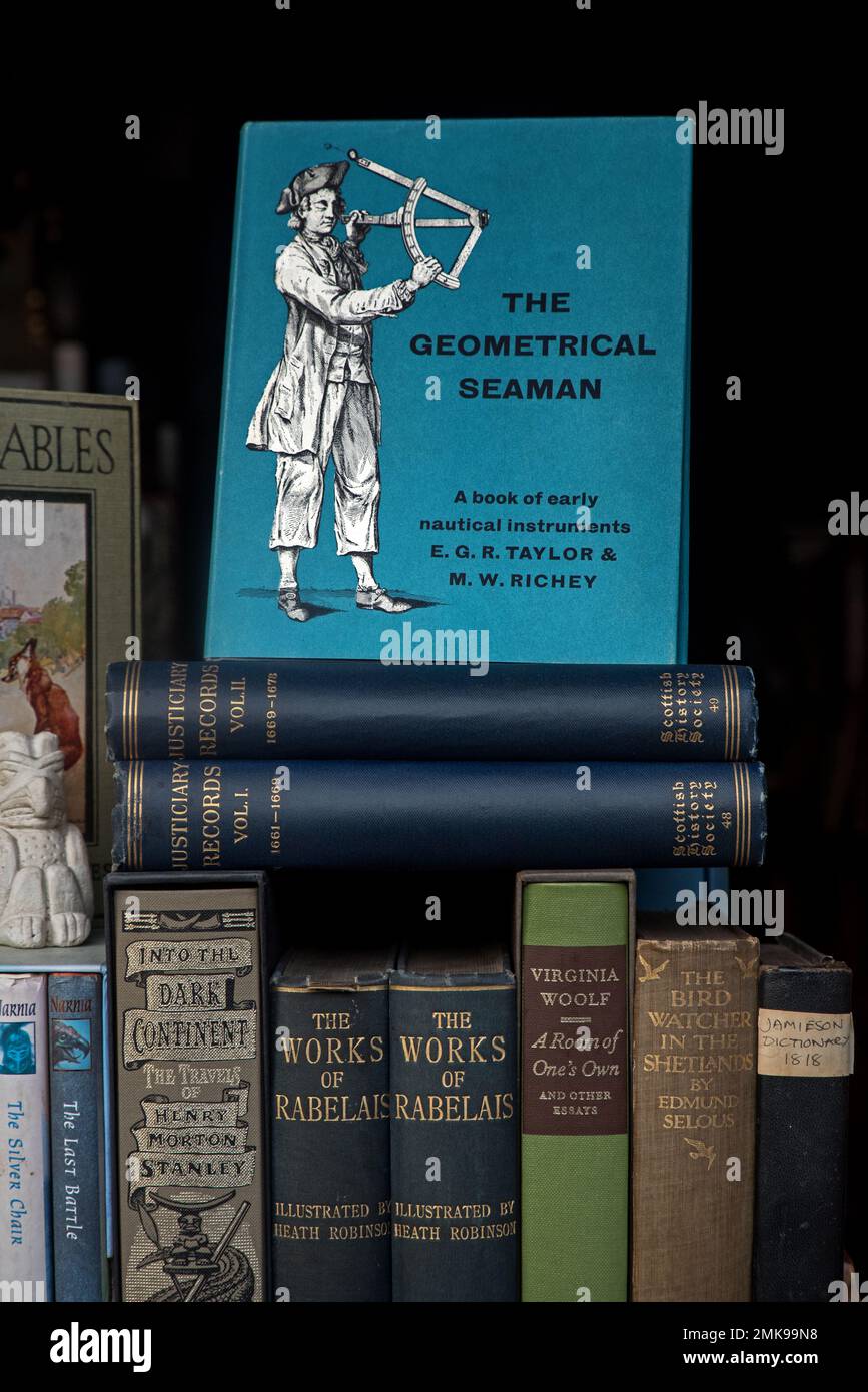 Libri vintage in mostra nella vetrina di una libreria di seconda mano a Edimburgo, Scozia, Regno Unito. Foto Stock