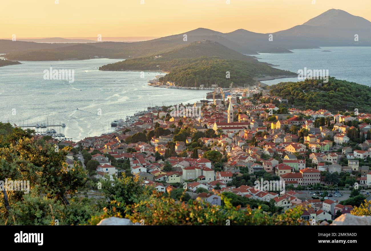 vista panoramica delle isole losinj croate nel golfo del quarnero al tramonto dall'alto. Foto Stock